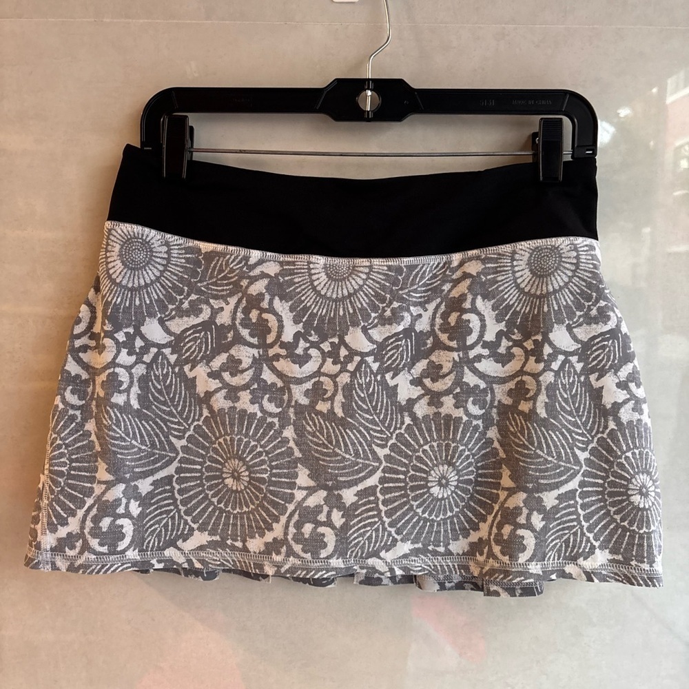 Lululemon Run Pace Setter Beachy Floral White Fossil / Black Skirt